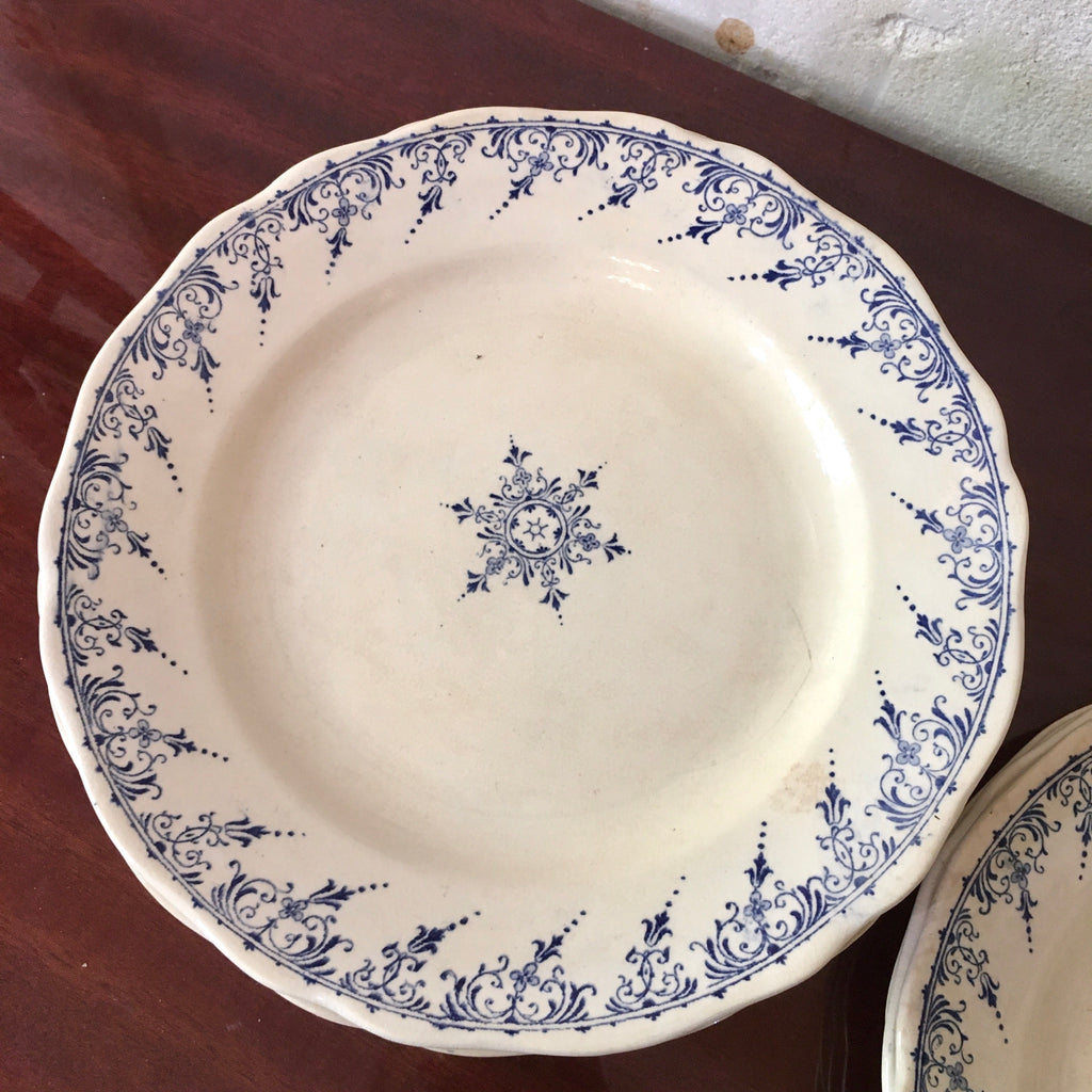 Assiette plate en faïence de Sarreguemines, Moustiers