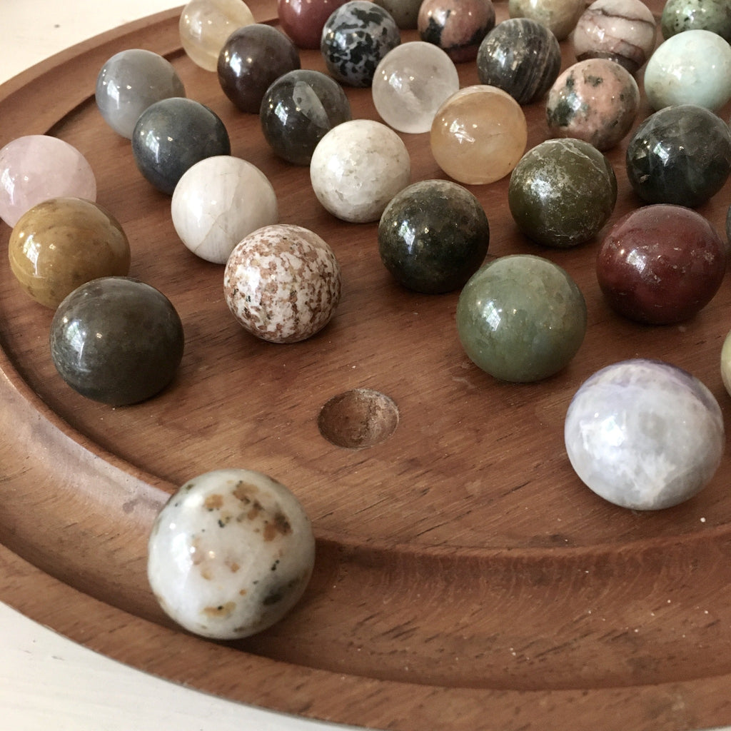 Plateau de jeu solitaire en bois pions en pierres