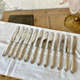 Lot de 12 couteaux en métal argenté Christofle modèle Versailles