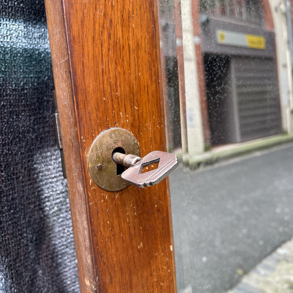 Miroir sur porte d'armoire