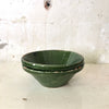 Petit plat creux rond en grès vernissé vert