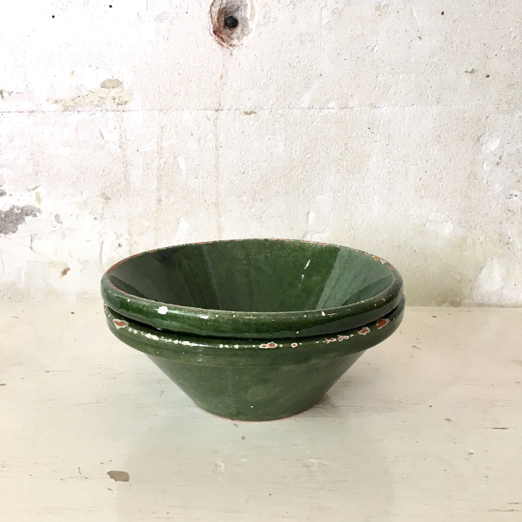 Petit plat creux rond en grès vernissé vert