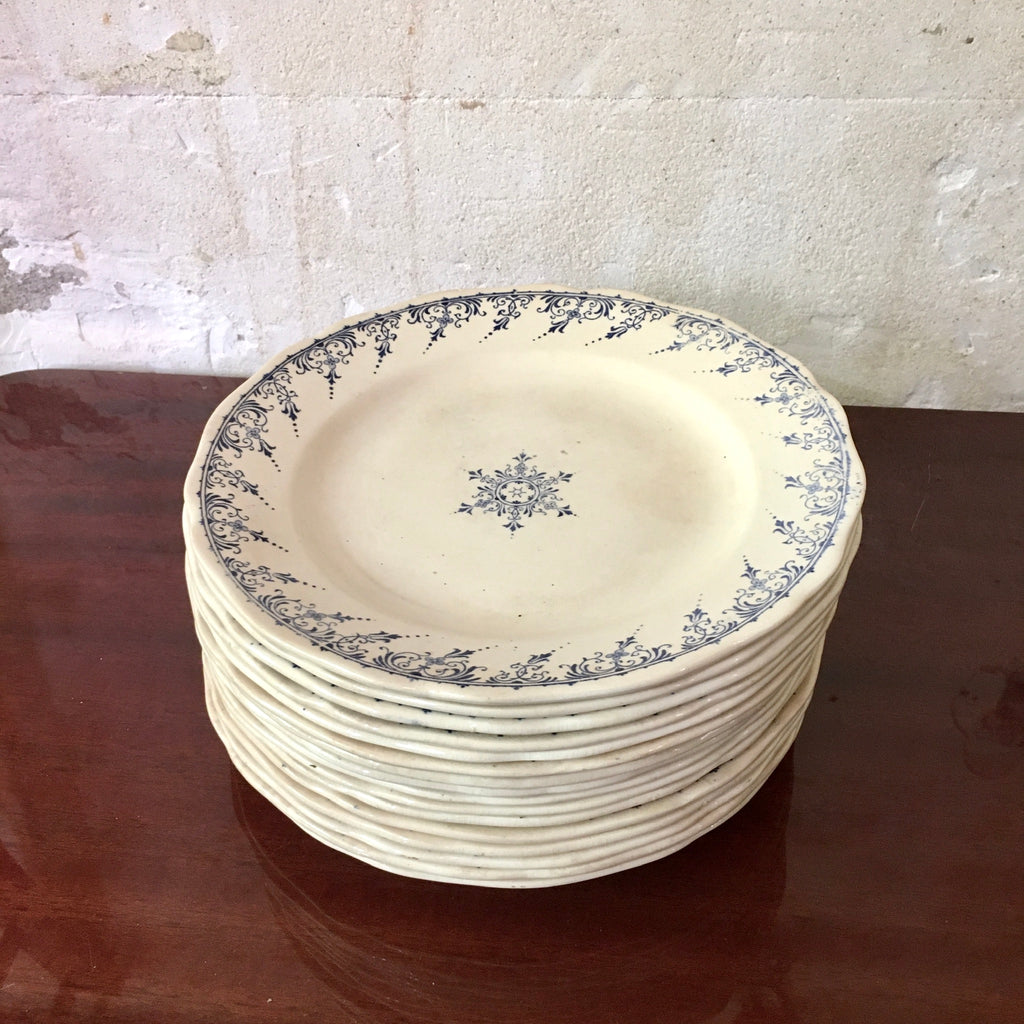 Assiette plate en faïence de Sarreguemines, Moustiers