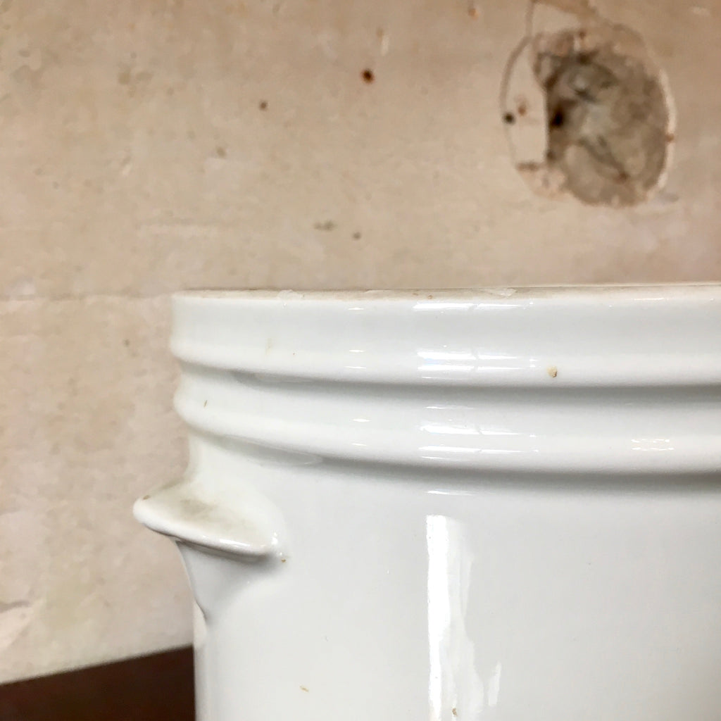 Cache-pot en faïence blanche