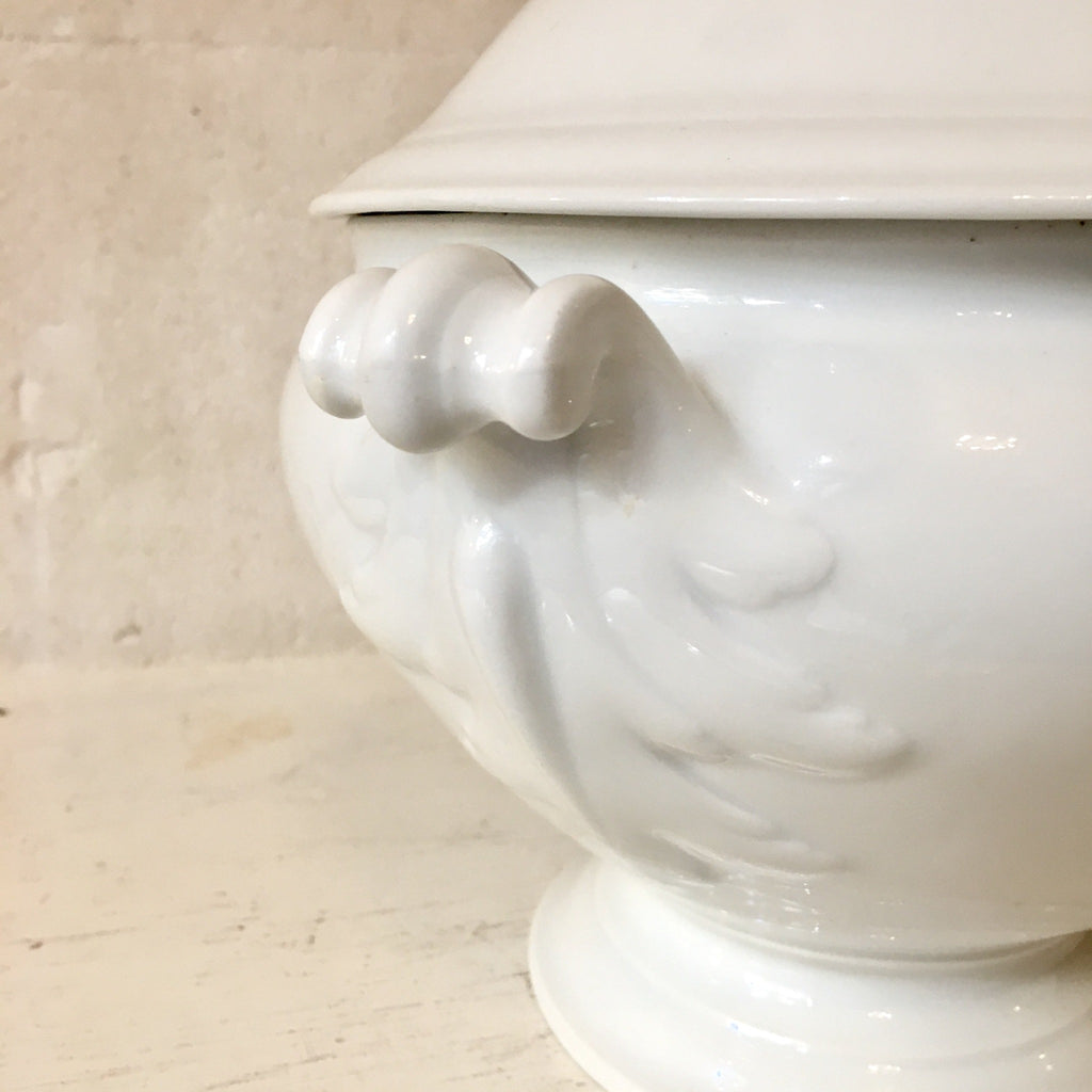 Soupière sur piédouche fin XIXème en faÏence blanche Sarreguemines