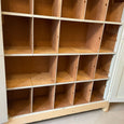 Grande armoire de métier à casiers en bois