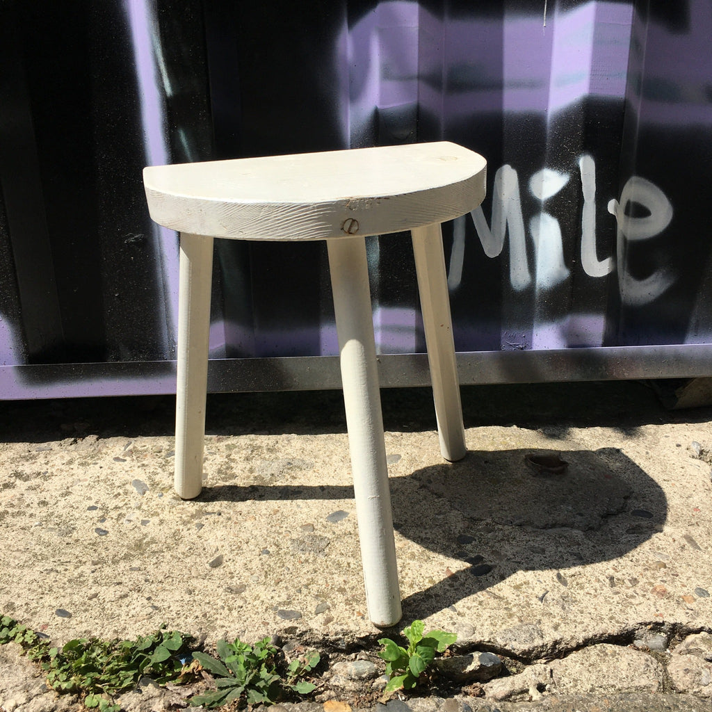 Tabouret de traite tripode en bois peint blanc