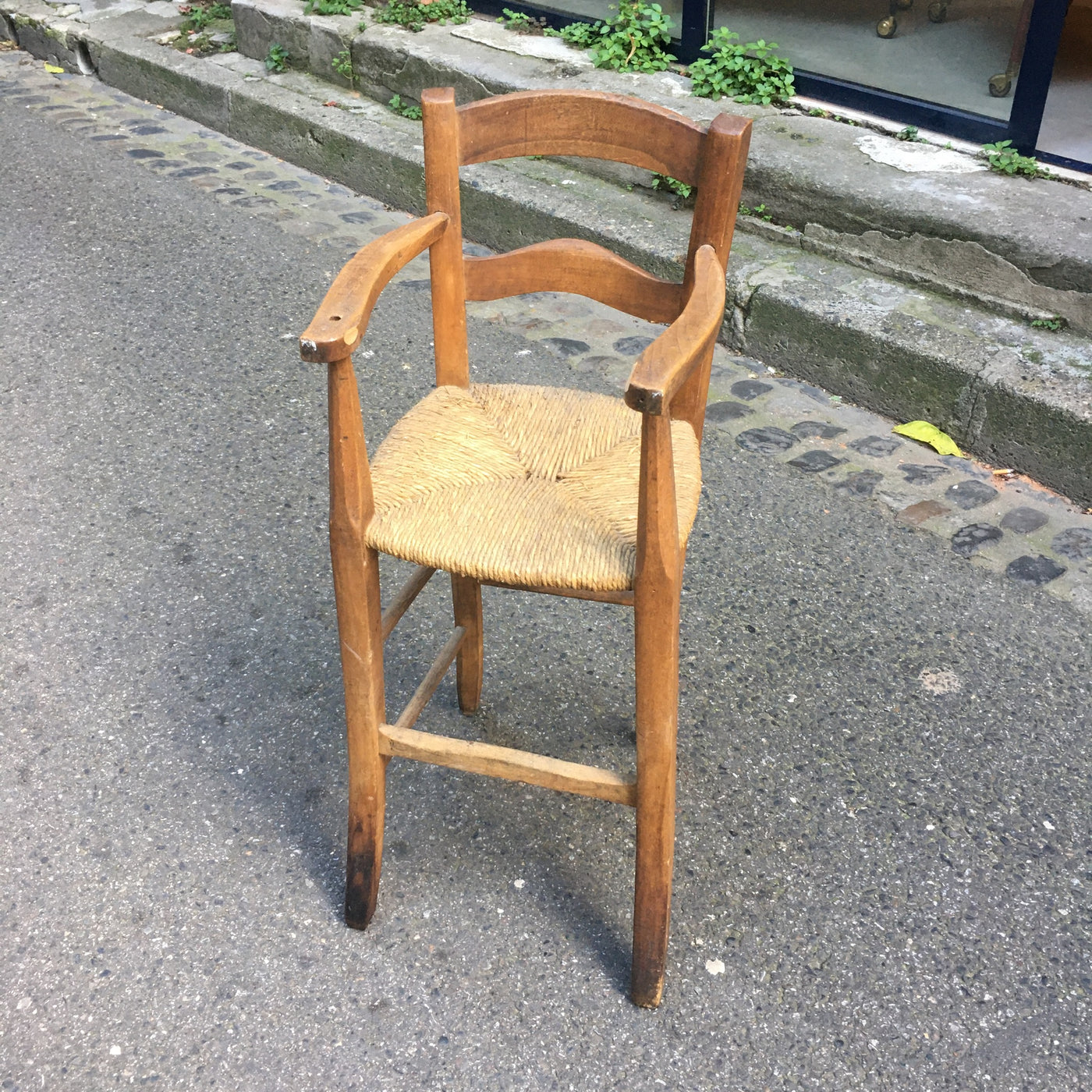 Chaise haute pour bébé en bois assise paille