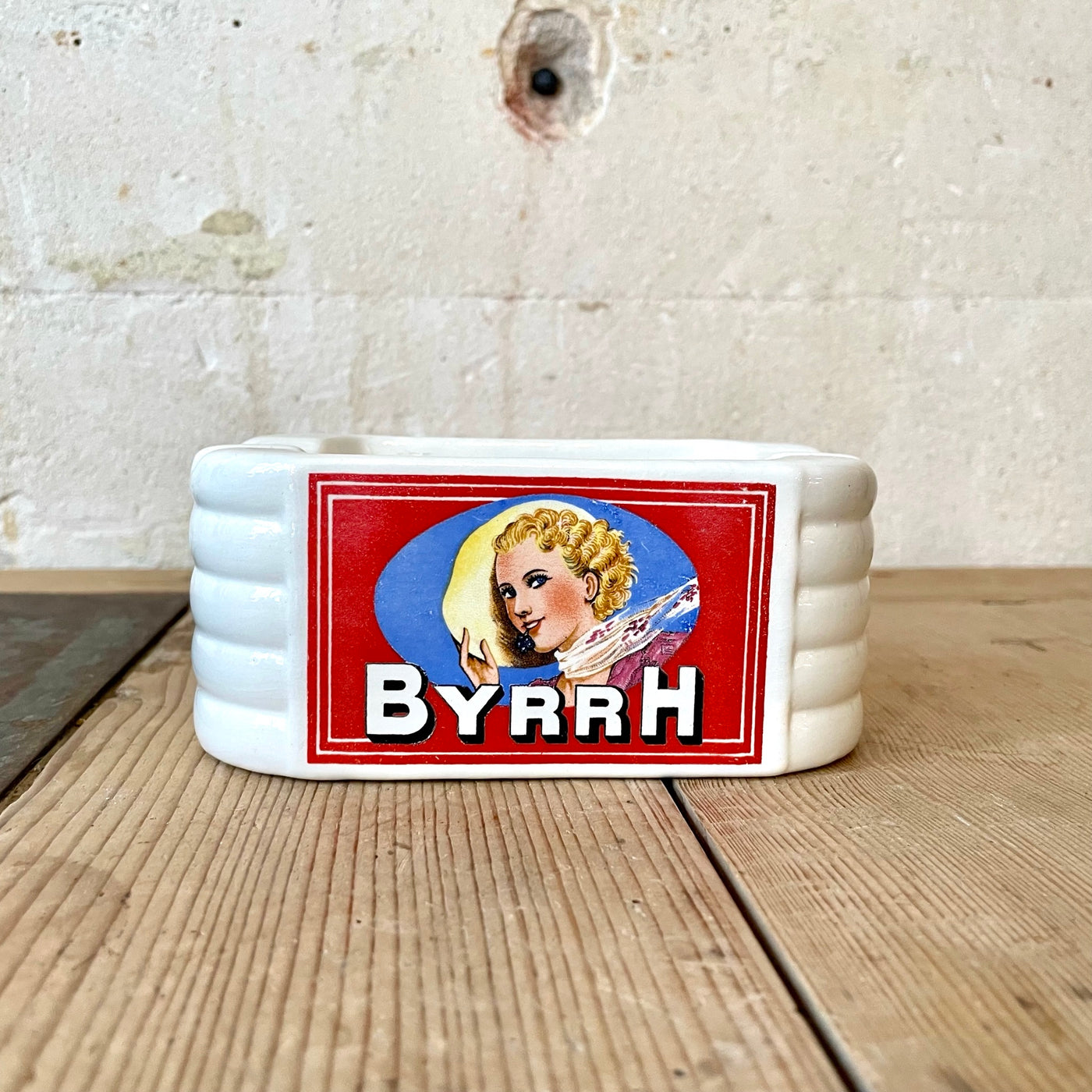 Cendrier publicitaire Byrrh en faïence de Sarreguemines
