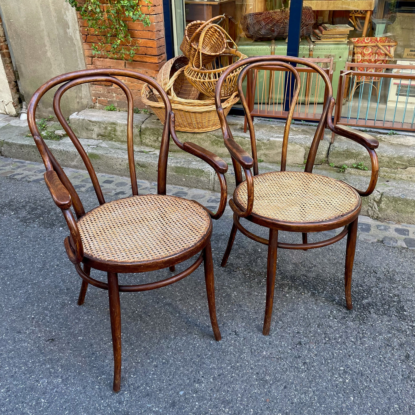 Paire de fauteuils en bois courbé et cannage