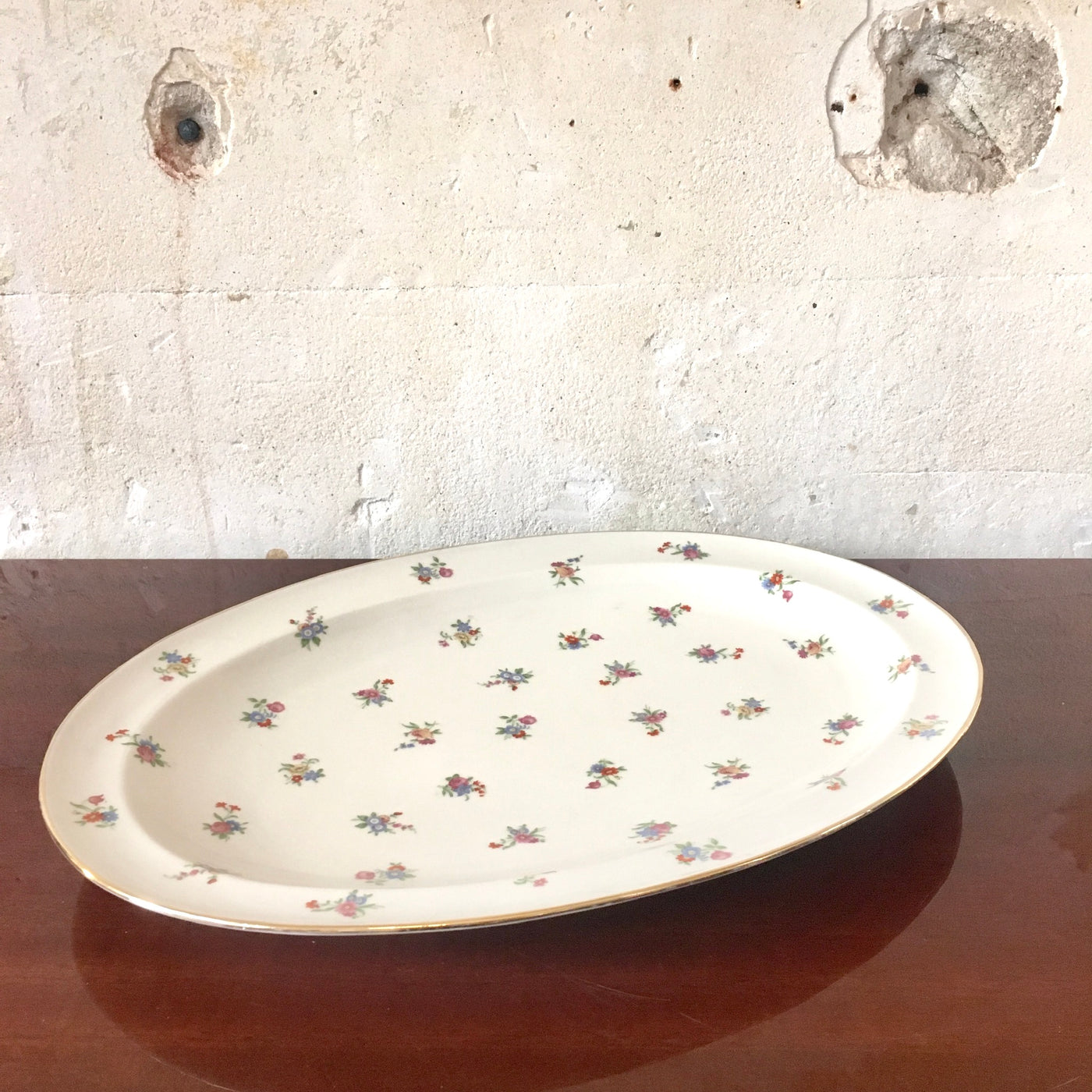 Plat ovale en porcelaine de Limoges décor fleurs