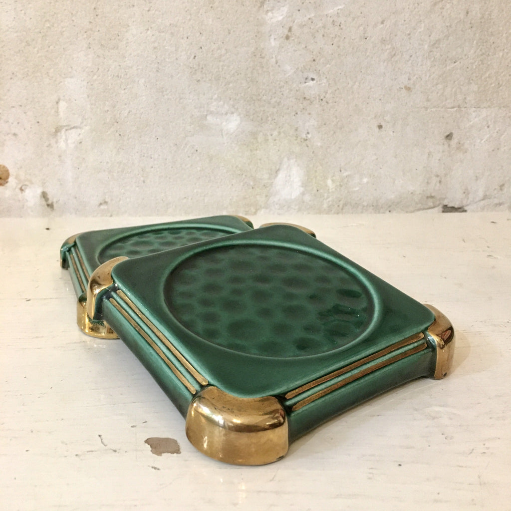 Dessous de bouteille en faïence vert foncé