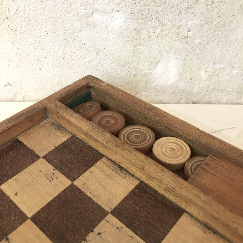 Plateau de jeu de dame avec les pions