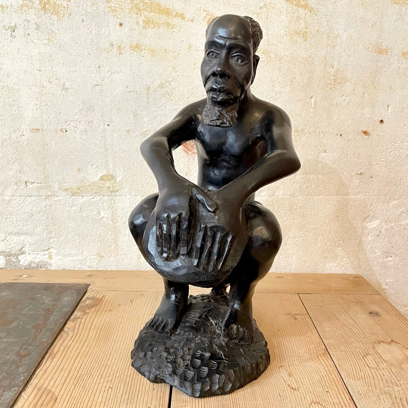 Statue homme jouant du djembé en ébène Massen Go
