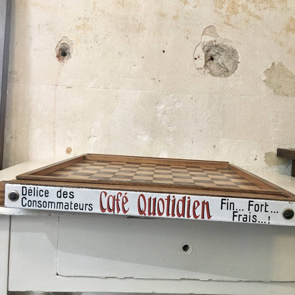 Plateau de jeu de dame avec les pions