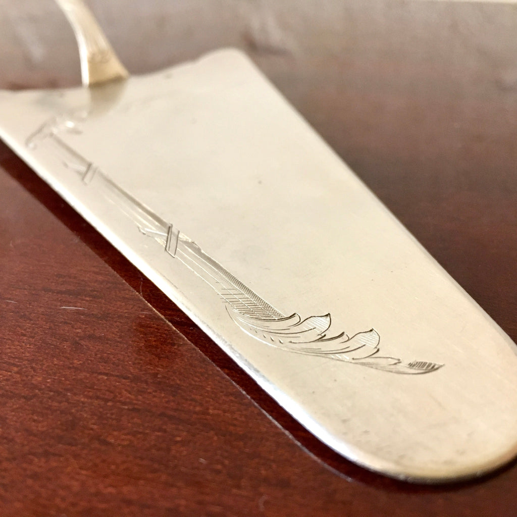 Pelle à tarte métal argenté gravé