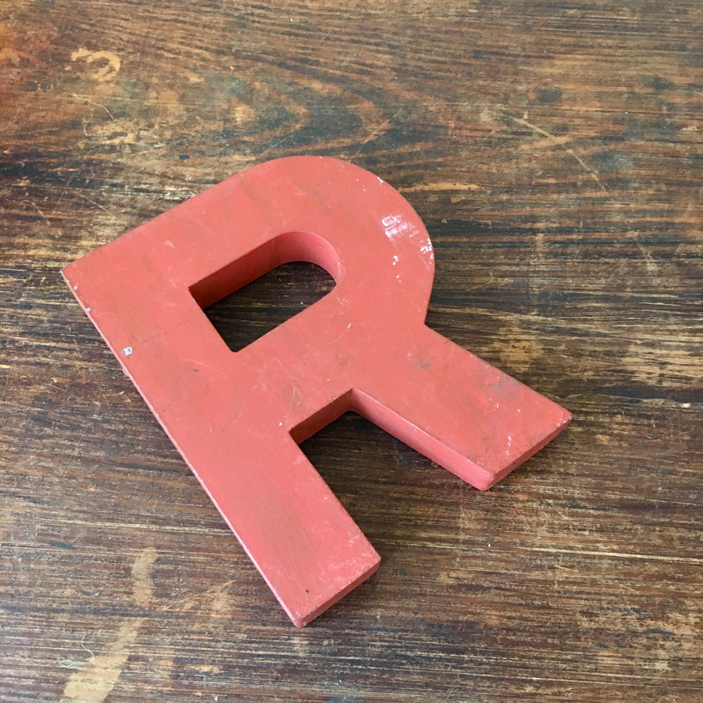 Lettre d'enseigne en fer peint en rouge