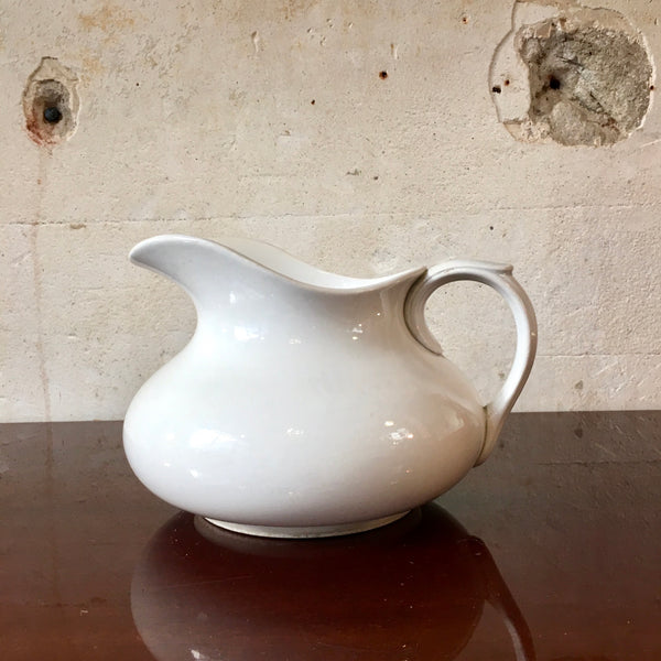 Broc à eau blanc en faïence Badonviller