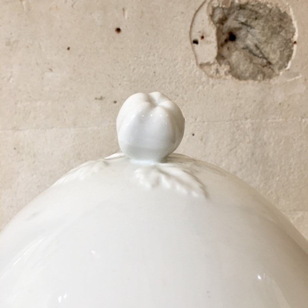 Soupière sur piédouche fin XIXème en faÏence blanche Sarreguemines