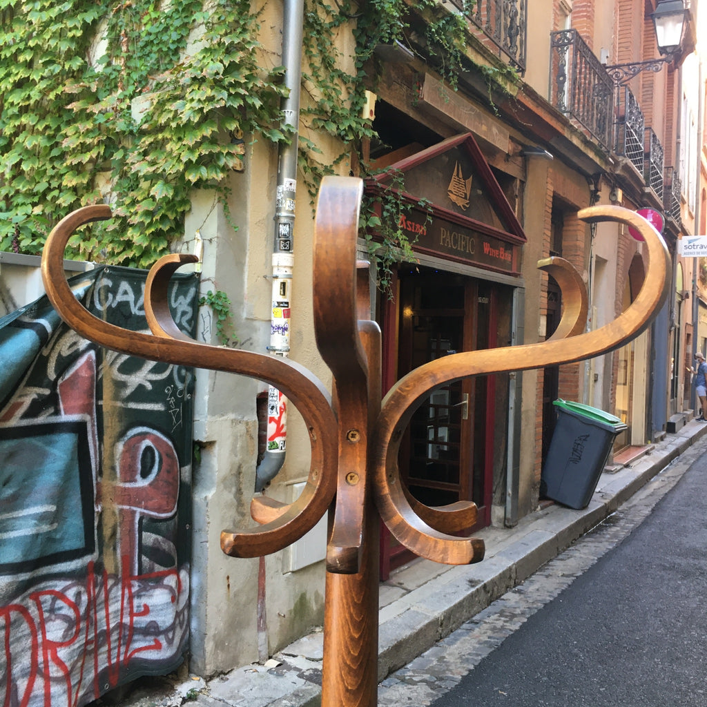 Porte-manteau en bois courbé