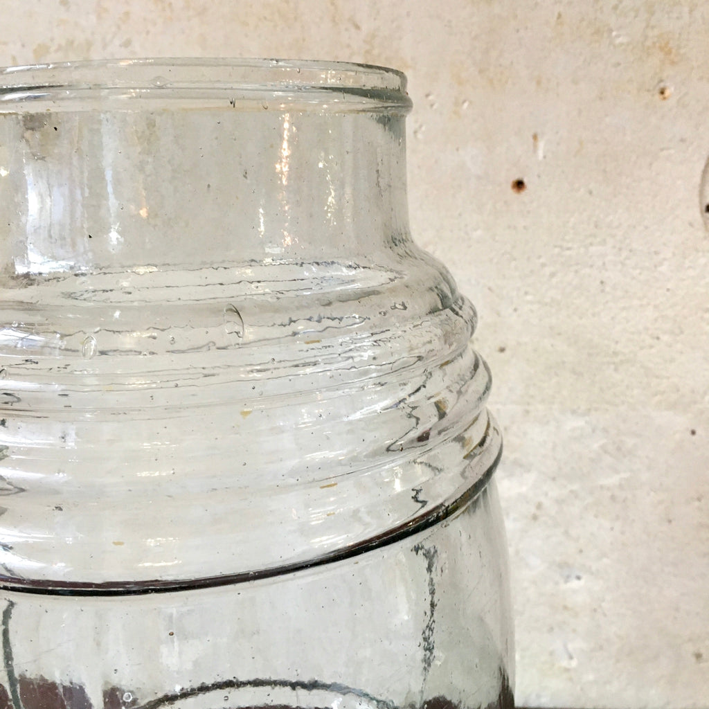 Grande bonbonnière en verre moulé sans bouchon