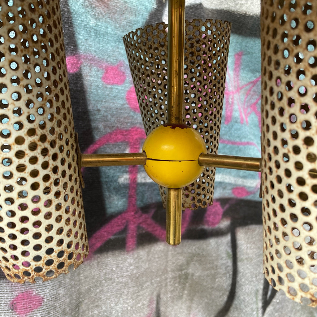 Suspension jaune tôle perforée années 50