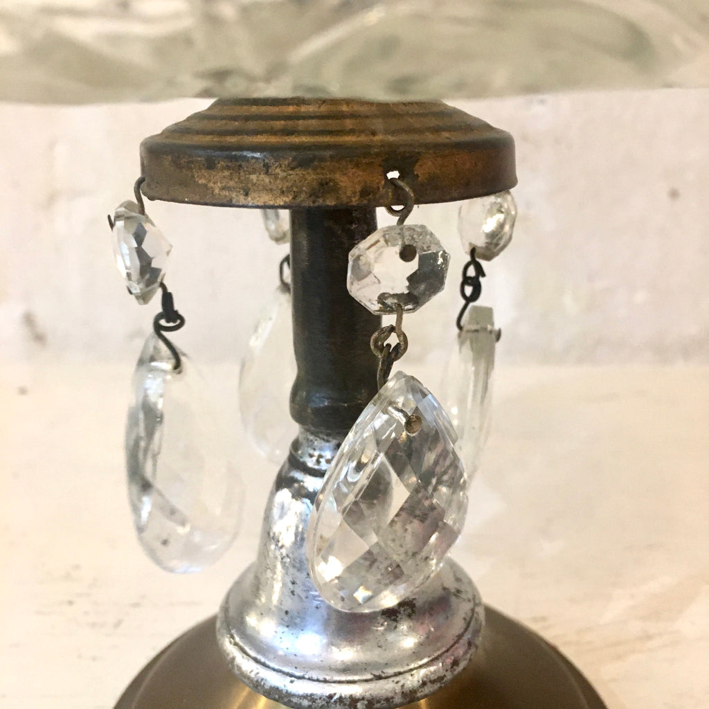 Paire de bougeoirs à pampilles et bobèche en cristal