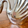 Paire de vases en forme de cygnes en métal argenté