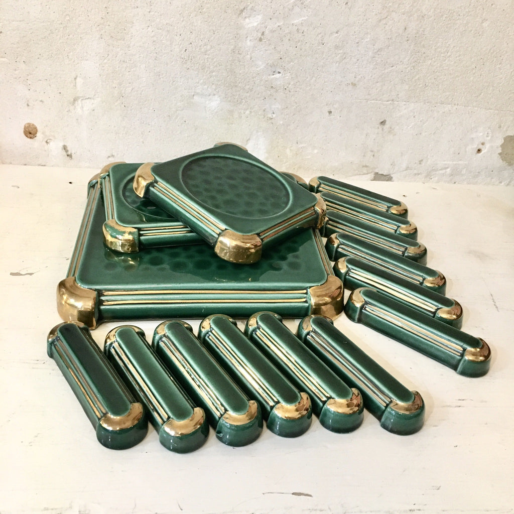 Dessous de plat en faïence vert foncé