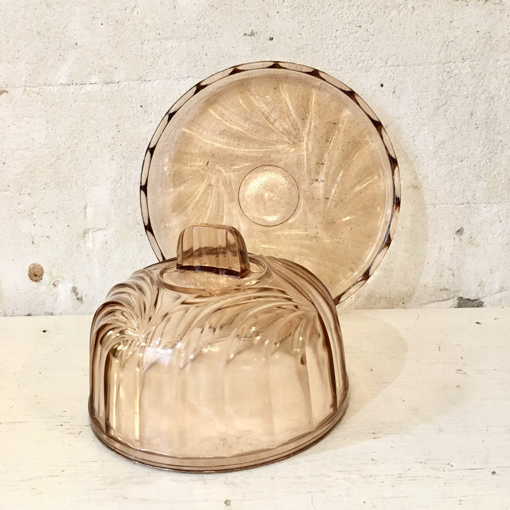 Cloche à fromage en verre rose moulé