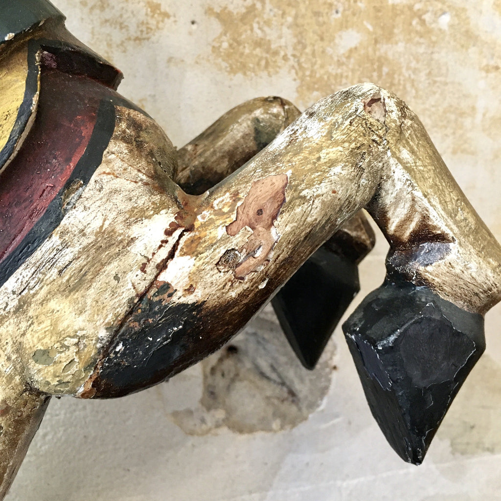 Cheval en bois peint cambré