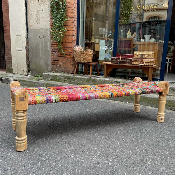 Banc charpoï multicolore