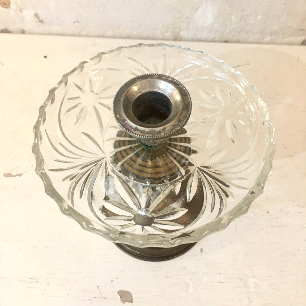 Paire de bougeoirs à pampilles et bobèche en cristal