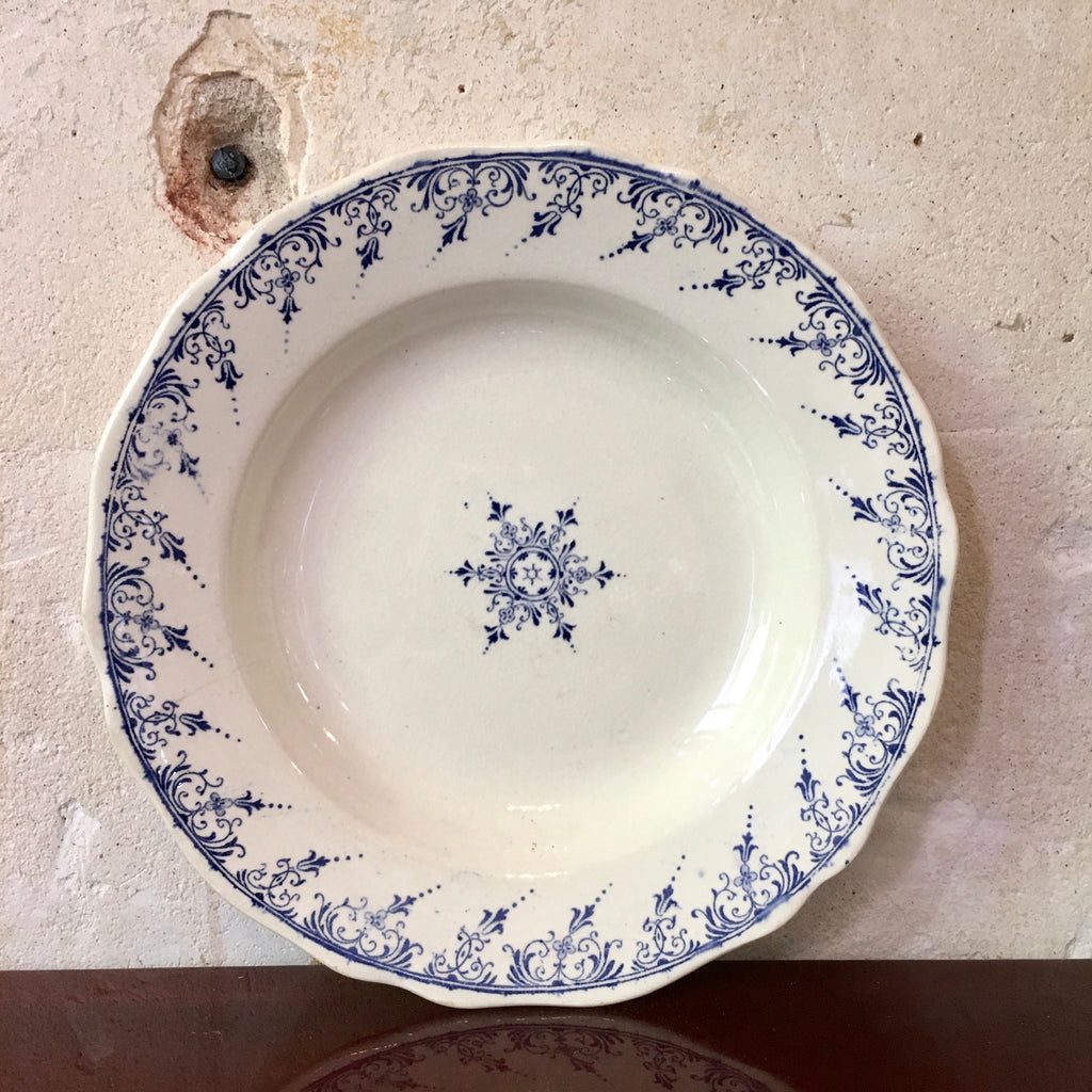 Assiette creuse en faïence de Sarreguemines, Moustiers