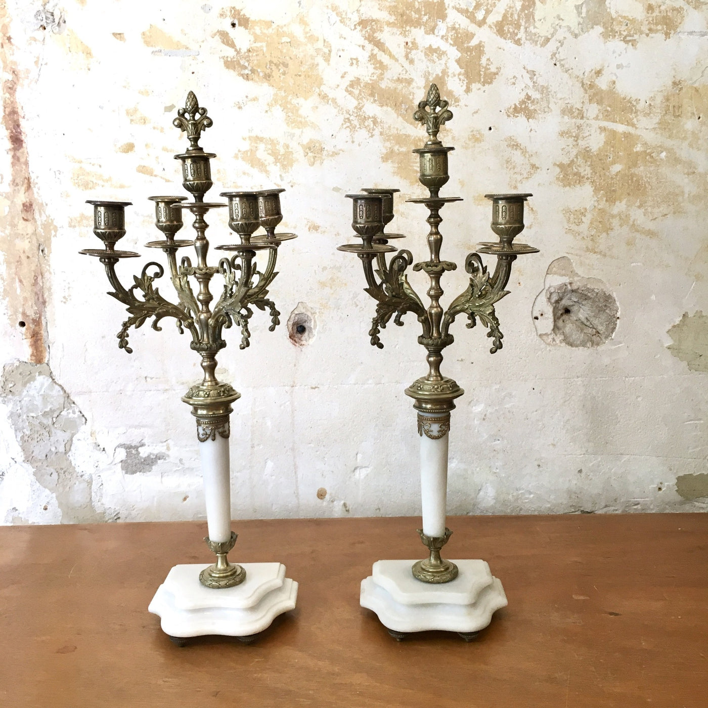 Paire de chandeliers en marbre, bronze et laiton style Louis XVI