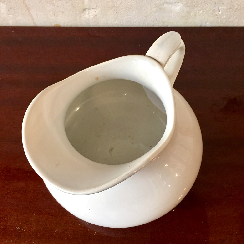 Broc à eau blanc en faïence Badonviller