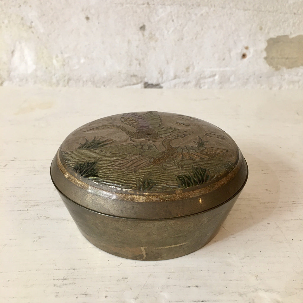 Boîte ronde en laiton décor en relief