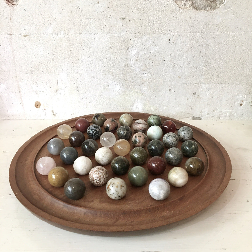 Plateau de jeu solitaire en bois pions en pierres