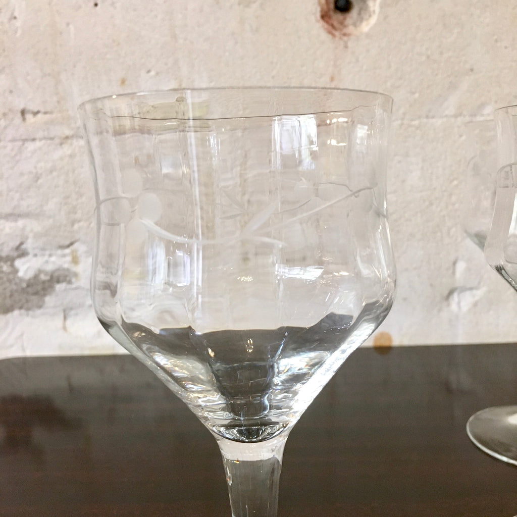 Verre à pied en cristal facetté