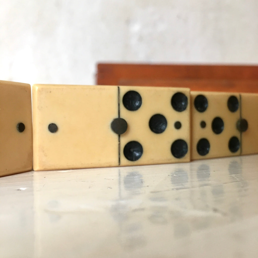 Jeu de dominos complet dans boîte en bois