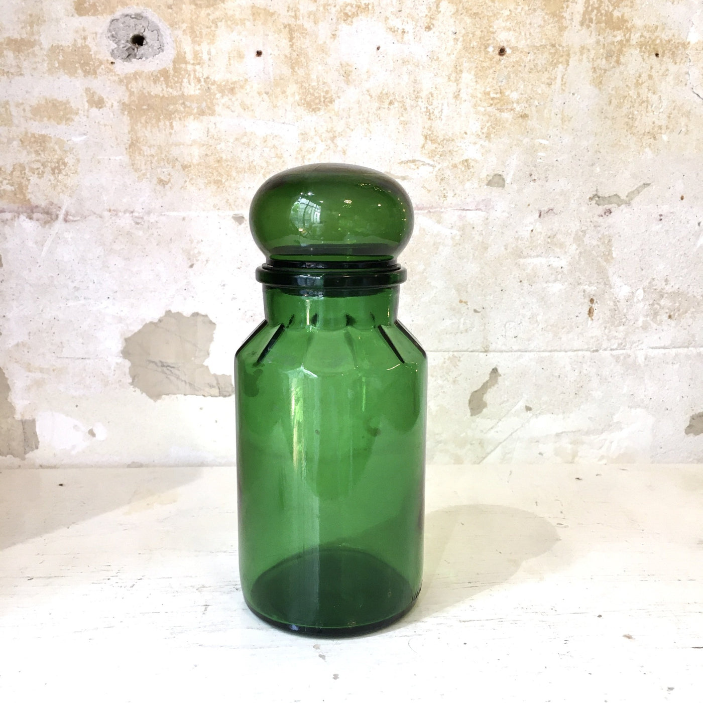 Petit bocal en verre vert style apothicaire