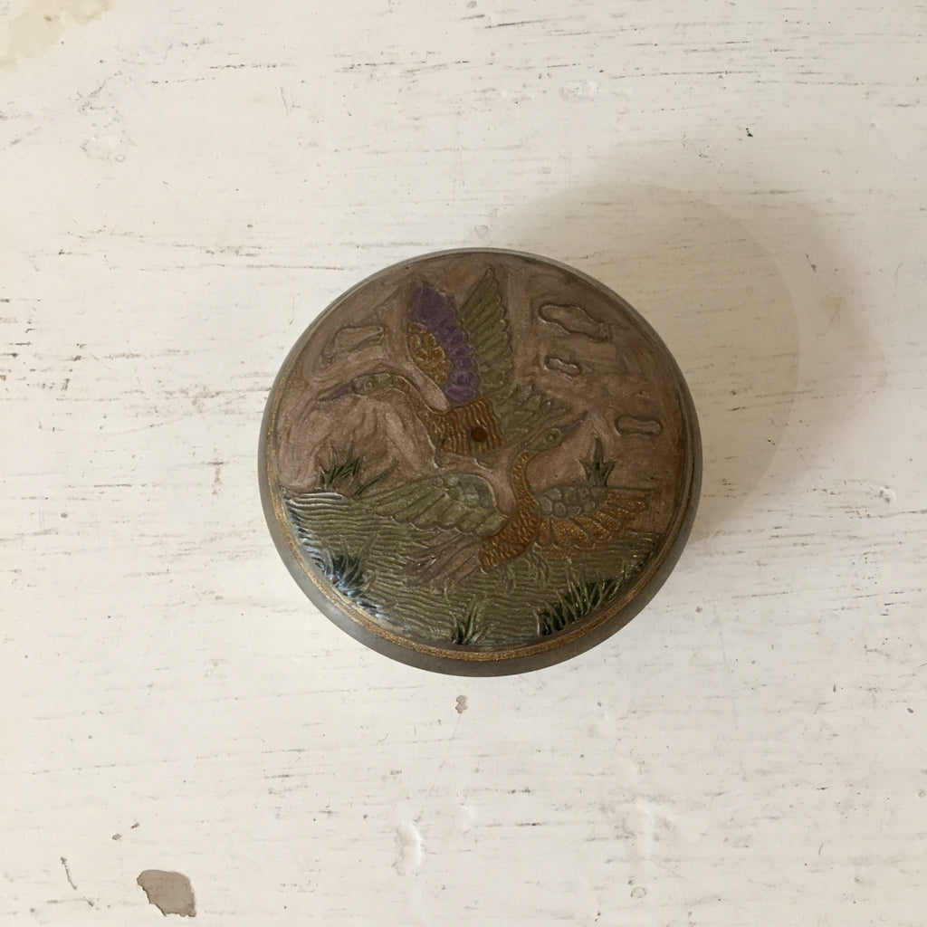 Boîte ronde en laiton décor en relief