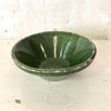 Petit plat creux rond en grès vernissé vert