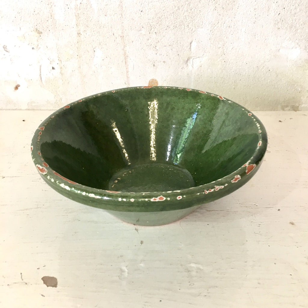 Petit plat creux rond en grès vernissé vert