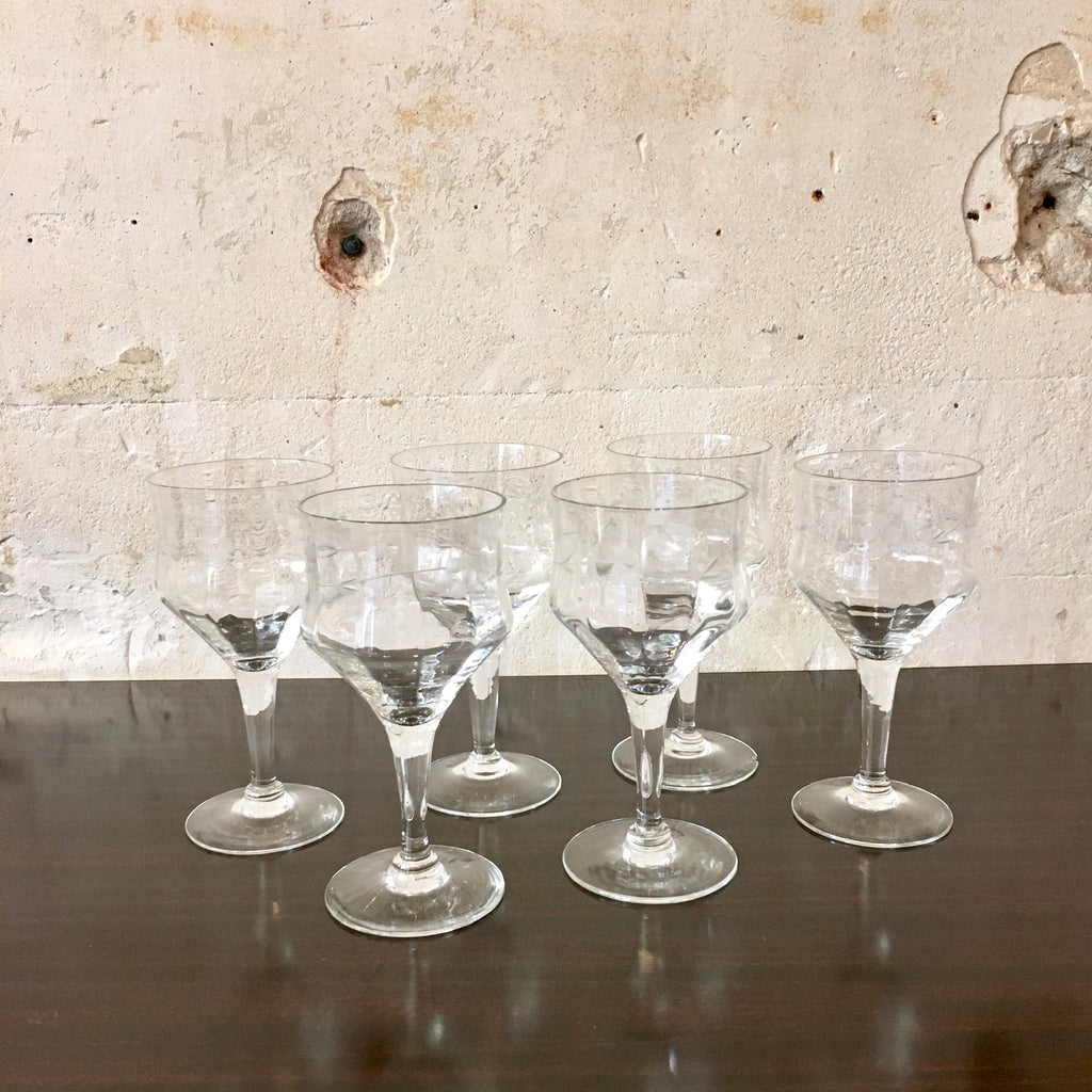 Verre à pied en cristal facetté