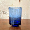 Vase en verre bullé bleu