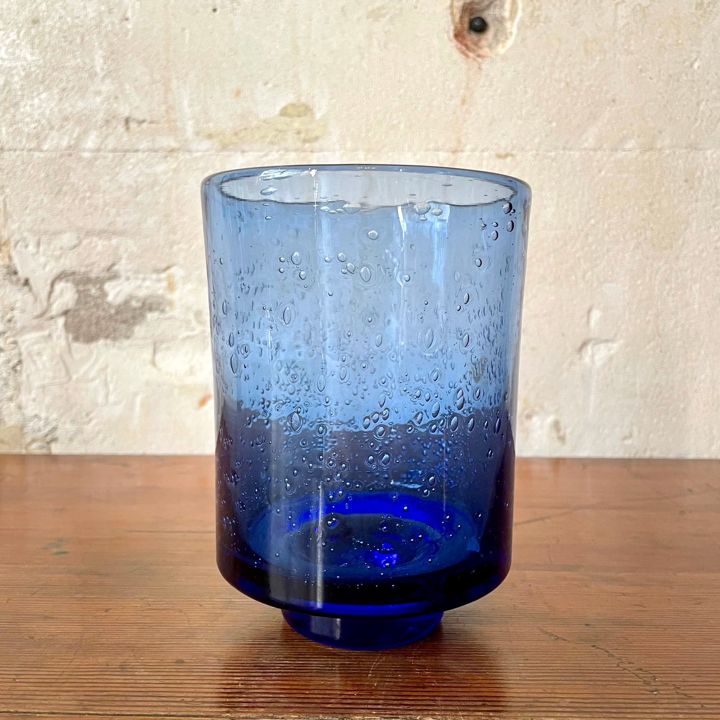 Vase en verre bullé bleu