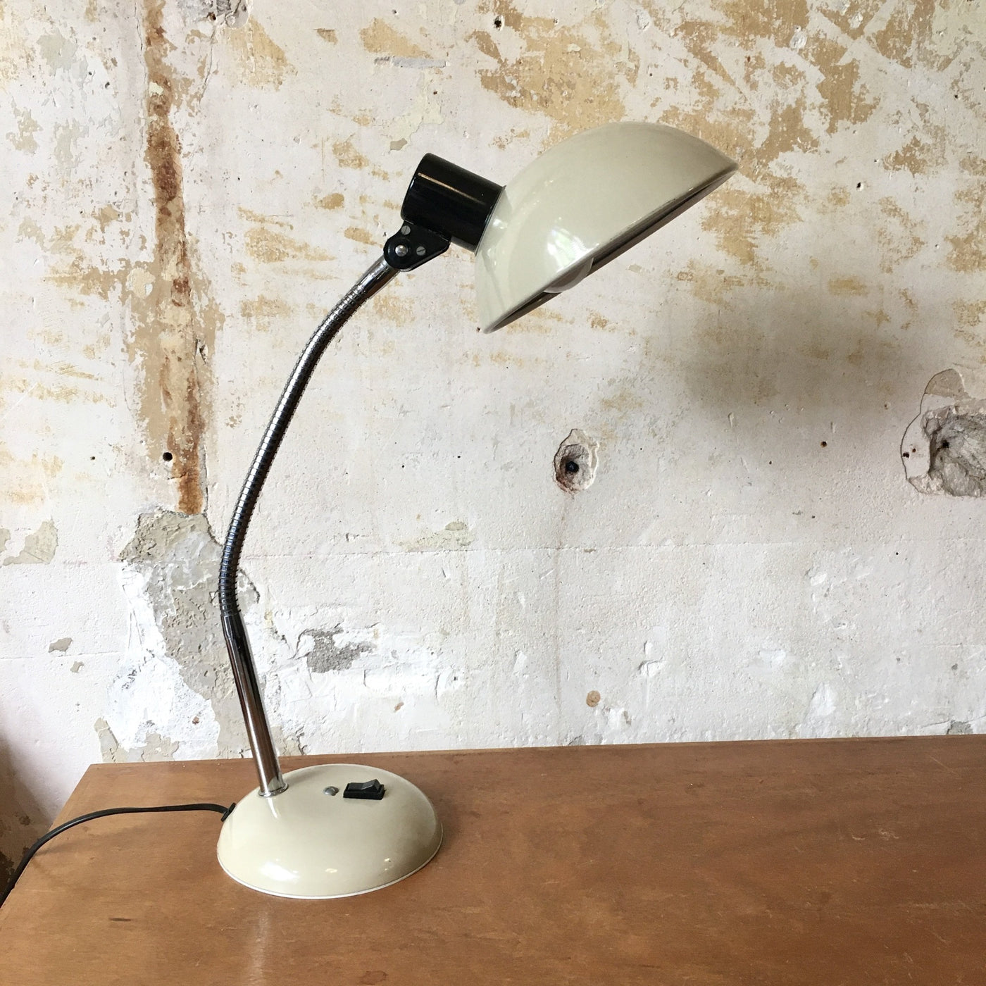 Lampe de bureau beige articulée