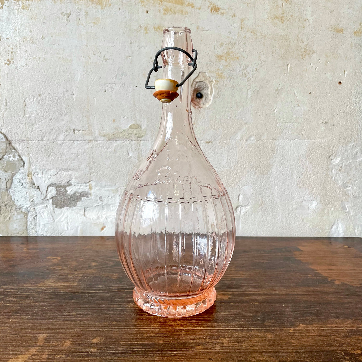 Grande bouteille en verre rose