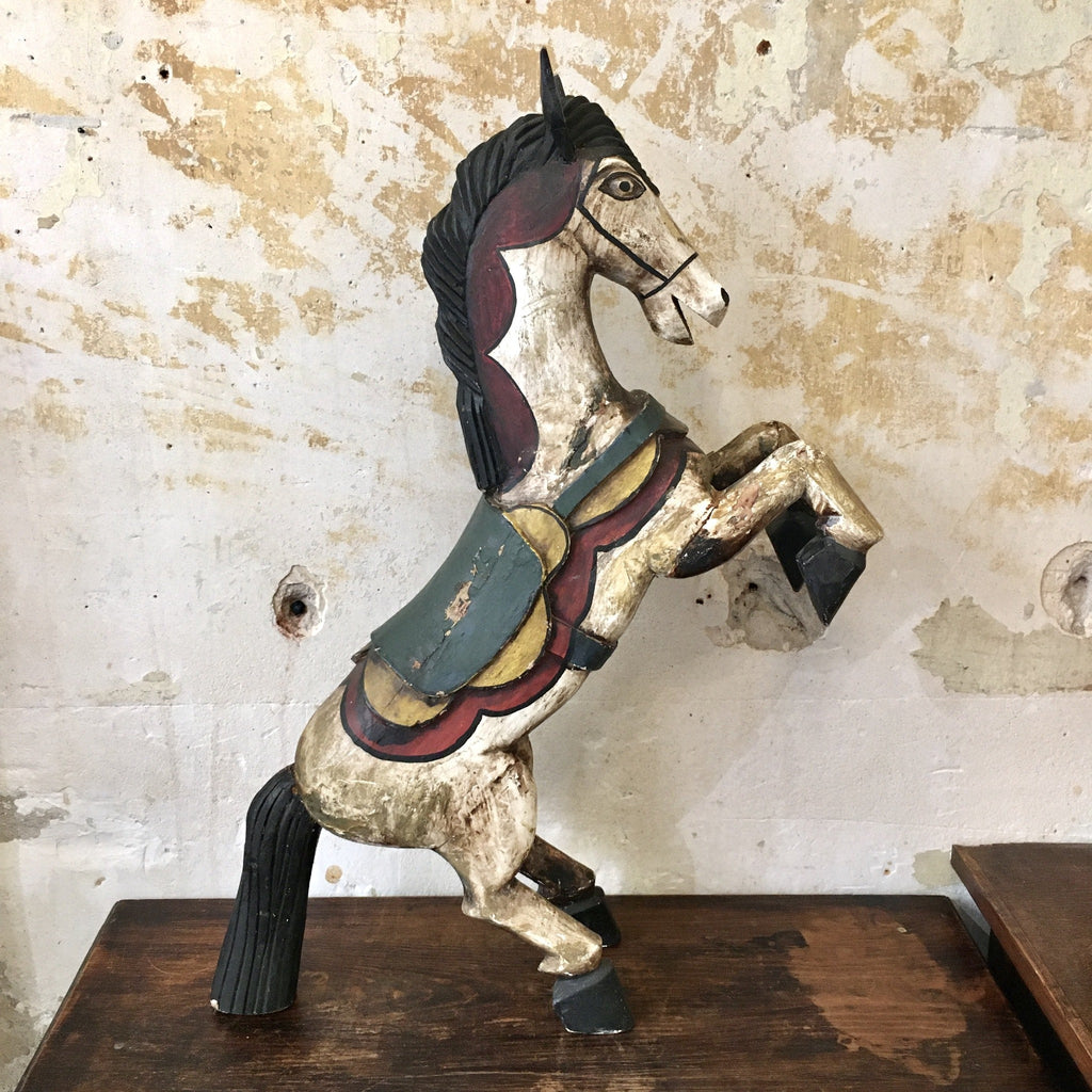 Cheval en bois peint cambré